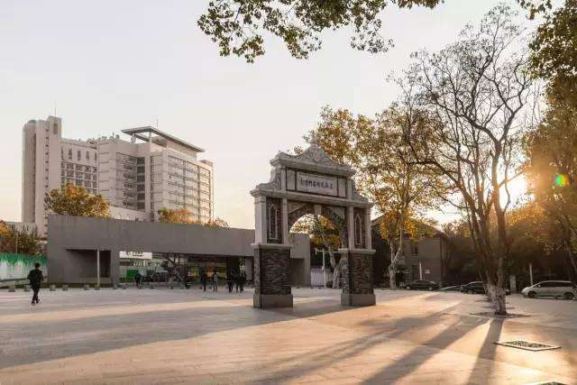 南京藝術學院是名校嗎考上很牛嗎?學院是幾本一年學費多少錢貴嗎