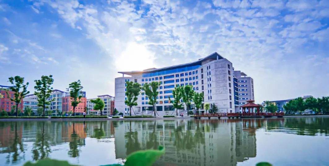 河南經(jīng)貿(mào)職業(yè)學院學費多少排名第幾?優(yōu)勢專業(yè)有哪些宿舍條件好嗎